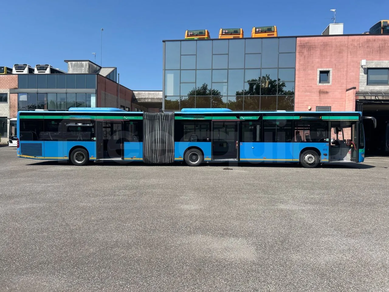 Mercedes-Benz Citaro G O530/Euro 4 - 260 Kw - 17,940 Mt - right side doors open