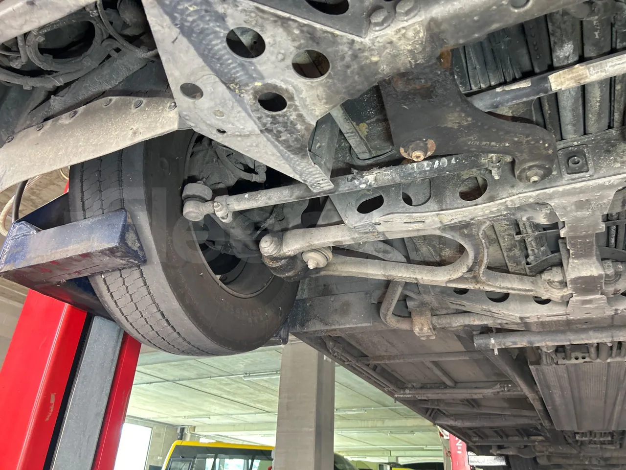 Mercedes-Benz Citaro G O530/Euro 4 - 260 Kw - 17,940 Mt - front axle right side