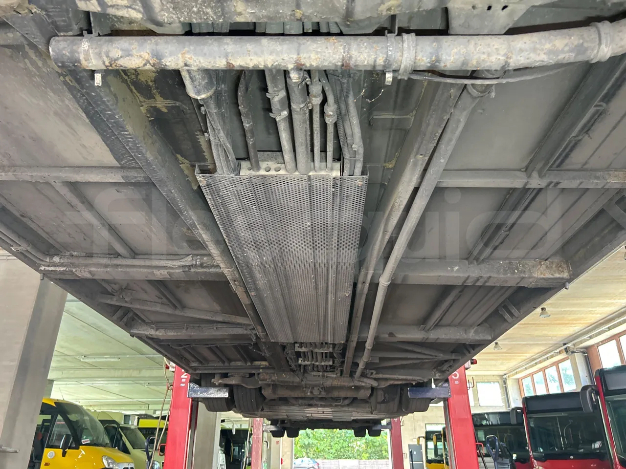 Mercedes-Benz Citaro G O530/Euro 4 - 260 Kw - 17,940 Mt - central undercarriage photo