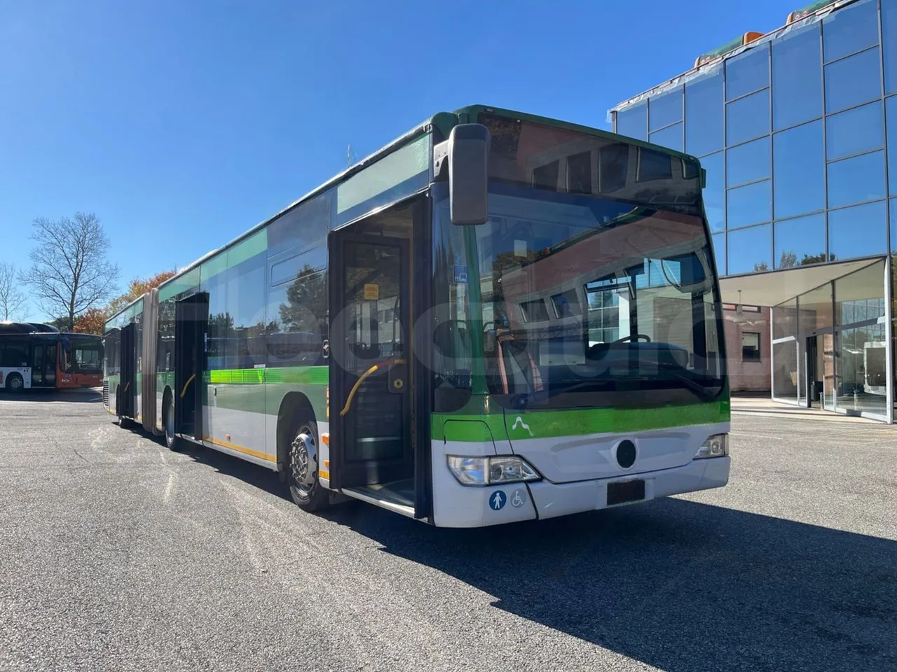 Mercedes-Benz O 530 G- 3P - Euro5 - 260kW - 17.940mt - 3/4 right front doors open