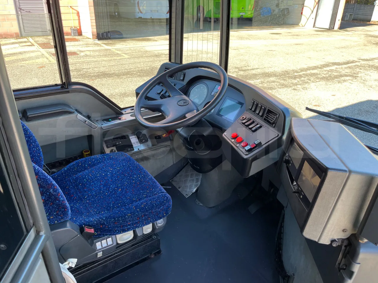 Mercedes-Benz O 530 G- 3P - Euro5 - 260kW - 17.940mt - buttons panels on