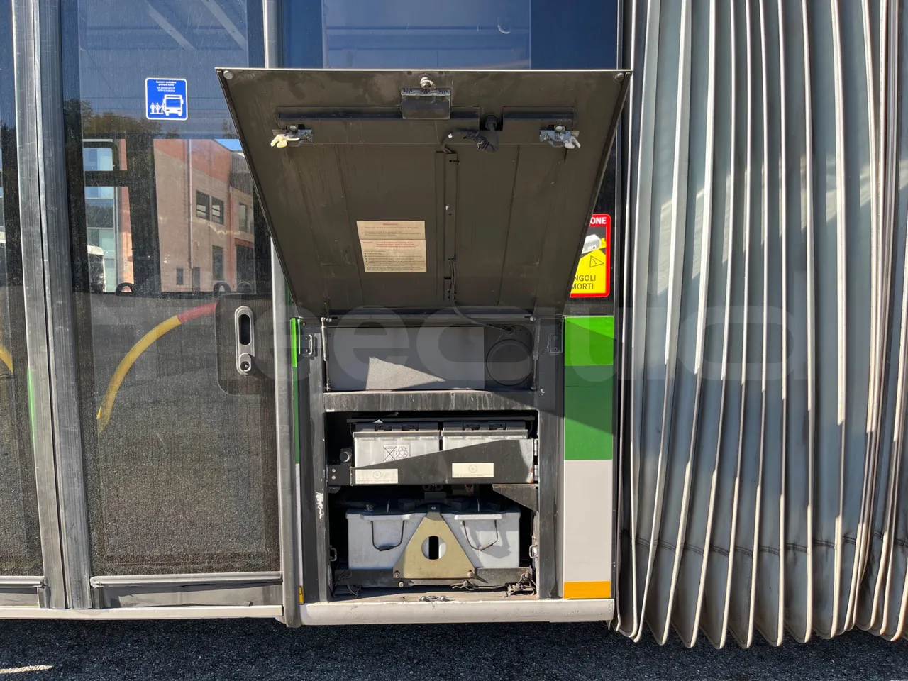 Mercedes-Benz O 530 G- 3P - Euro5 - 260kW - 17.940mt - external compartments photo