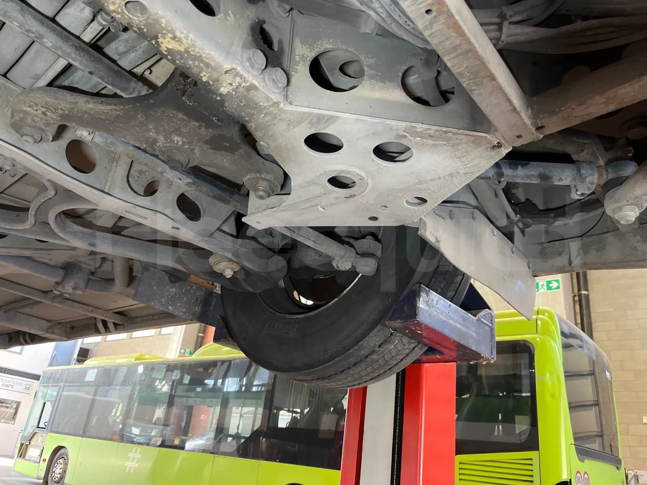 Mercedes-Benz O 530 G- 3P - Euro5 - 260kW - 17.940mt - front axle left side