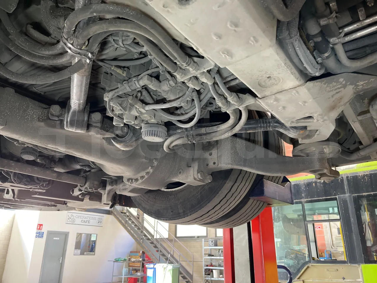 Mercedes-Benz O 530 G- 3P - Euro5 - 260kW - 17.940mt - axle 3 left side