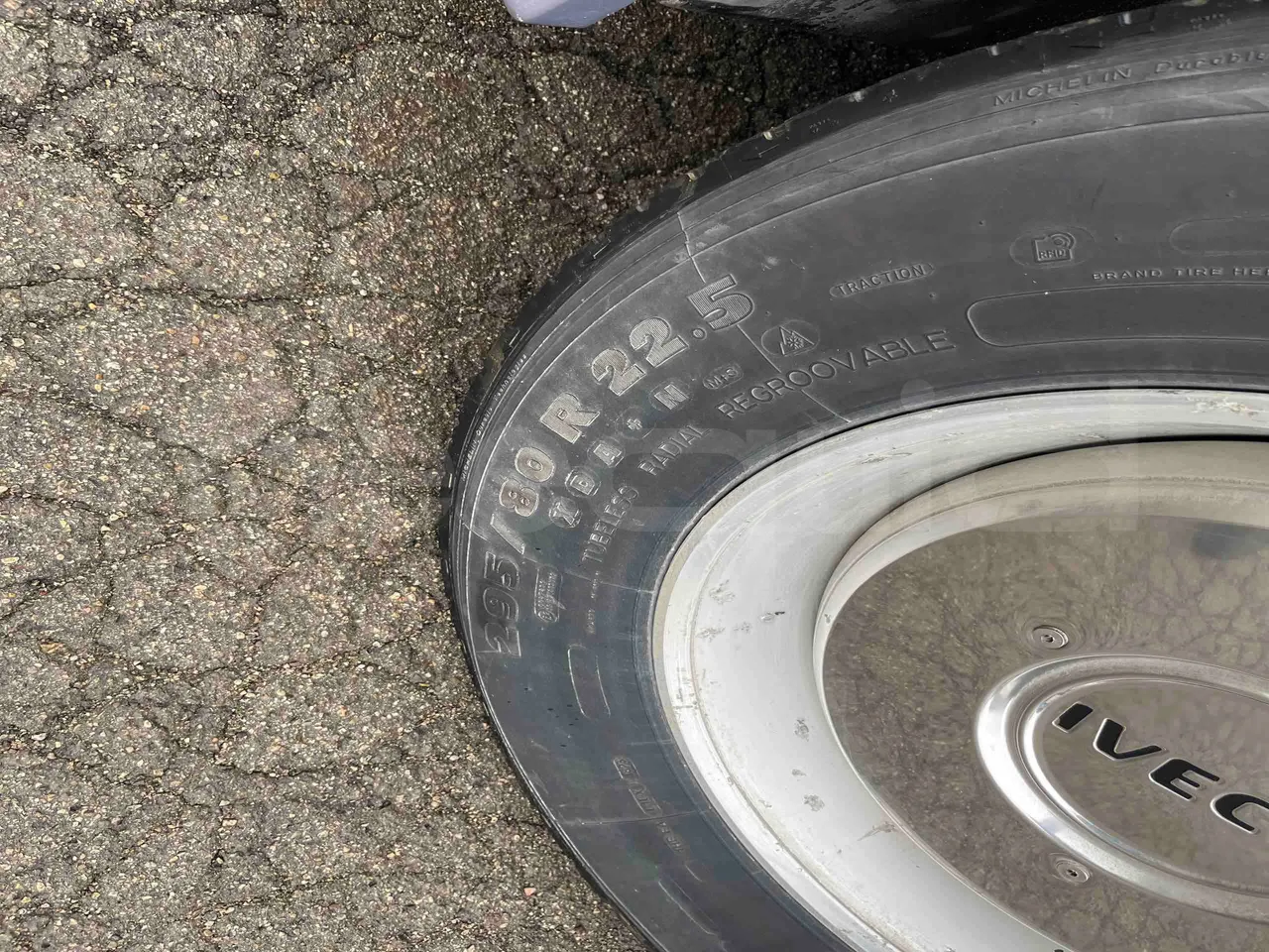 Irisbus Domino 391E.12.38 - EUR2 -276kW -12m - tread condition front tires right