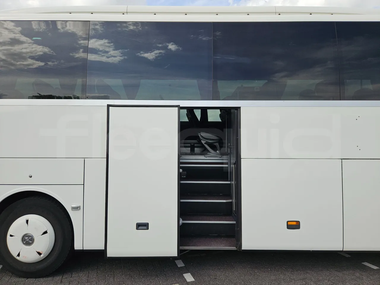 Setra S517 410 03 -EUR6-315kW -13.94m - front door 2 open