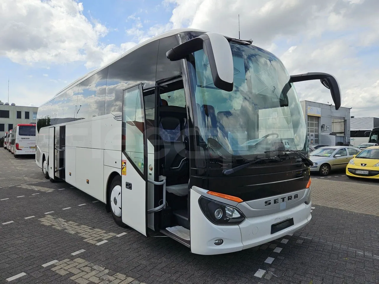 Setra S517 410 03 -EUR6-315kW -13.94m - 3/4 right front doors open