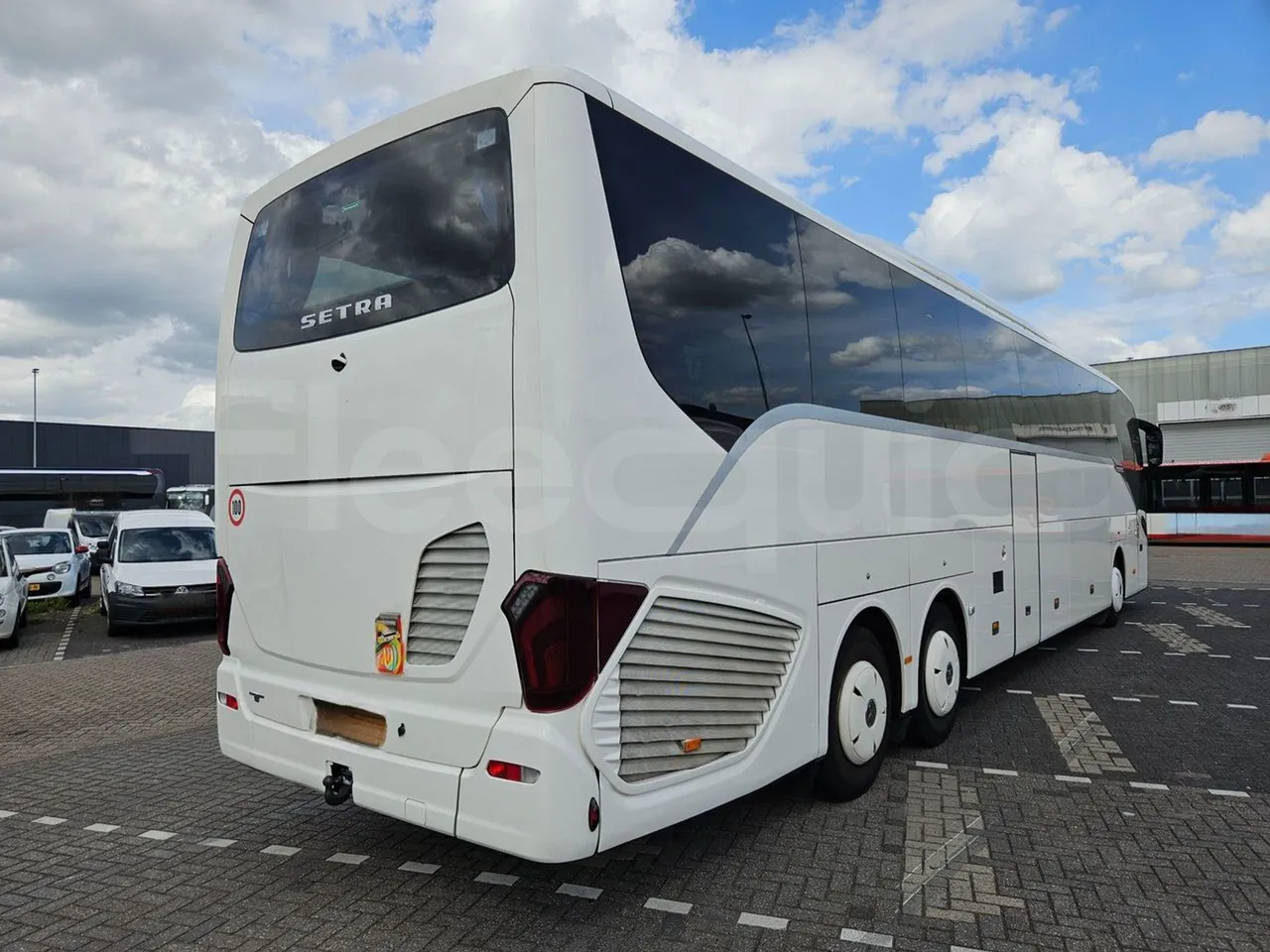 Setra S517 410 03 -EUR6-315kW -13.94m - 3/4 right rear doors closed