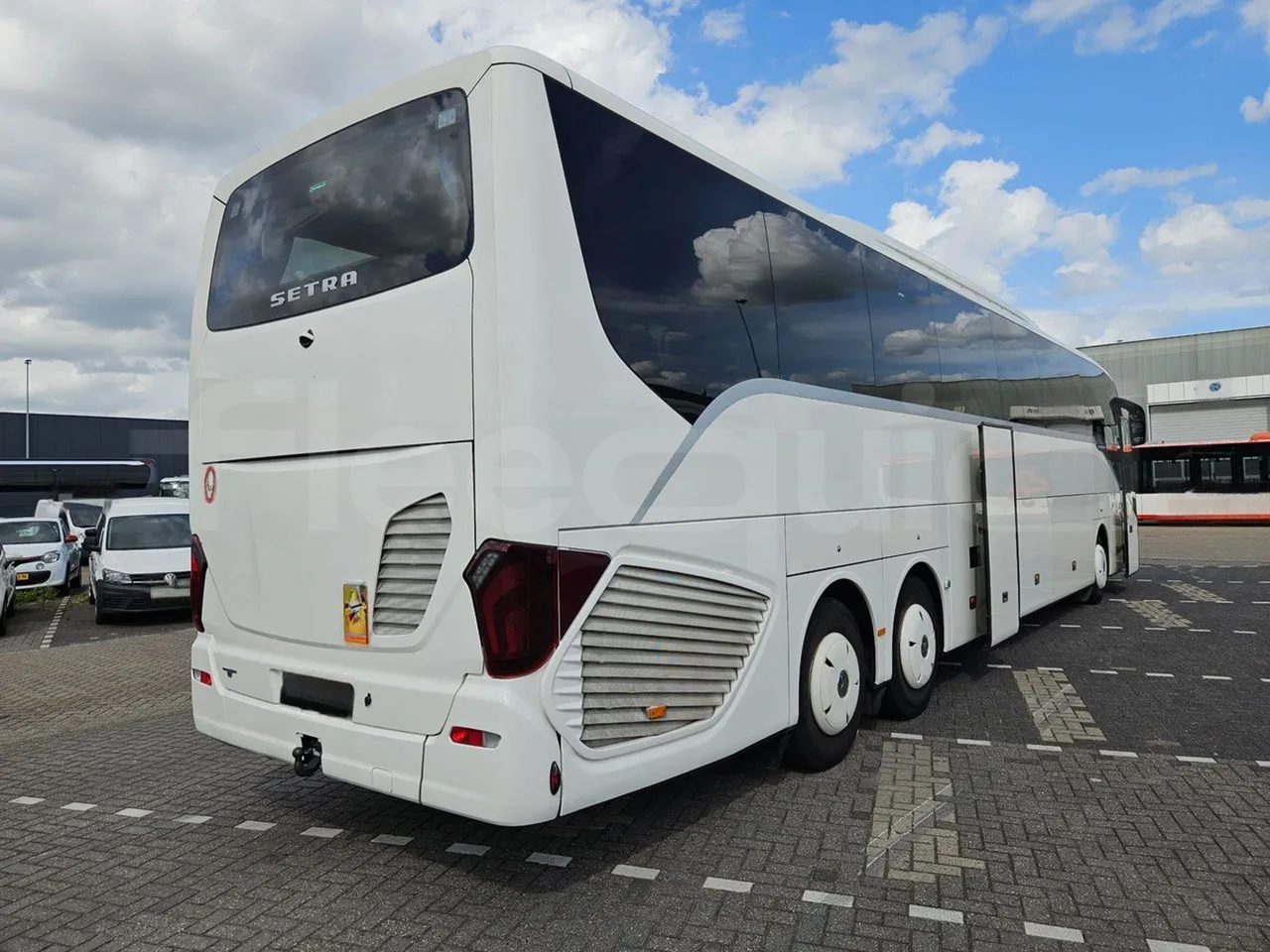 Setra S517 410 03 -EUR6-315kW -13.94m - 3/4 right rear doors open
