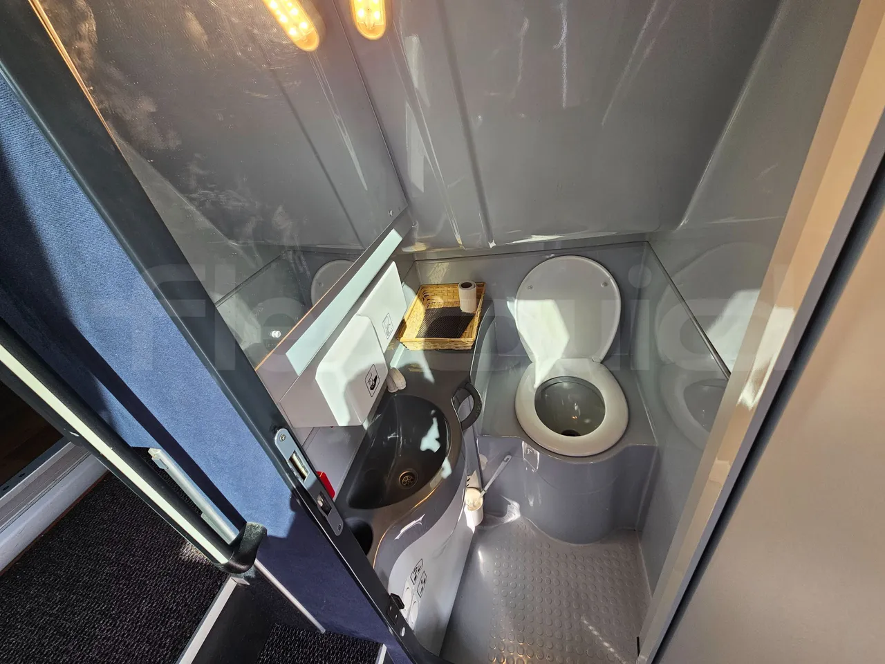 Setra S517 410 03 -EUR6-315kW -13.94m - toilette accessories photo