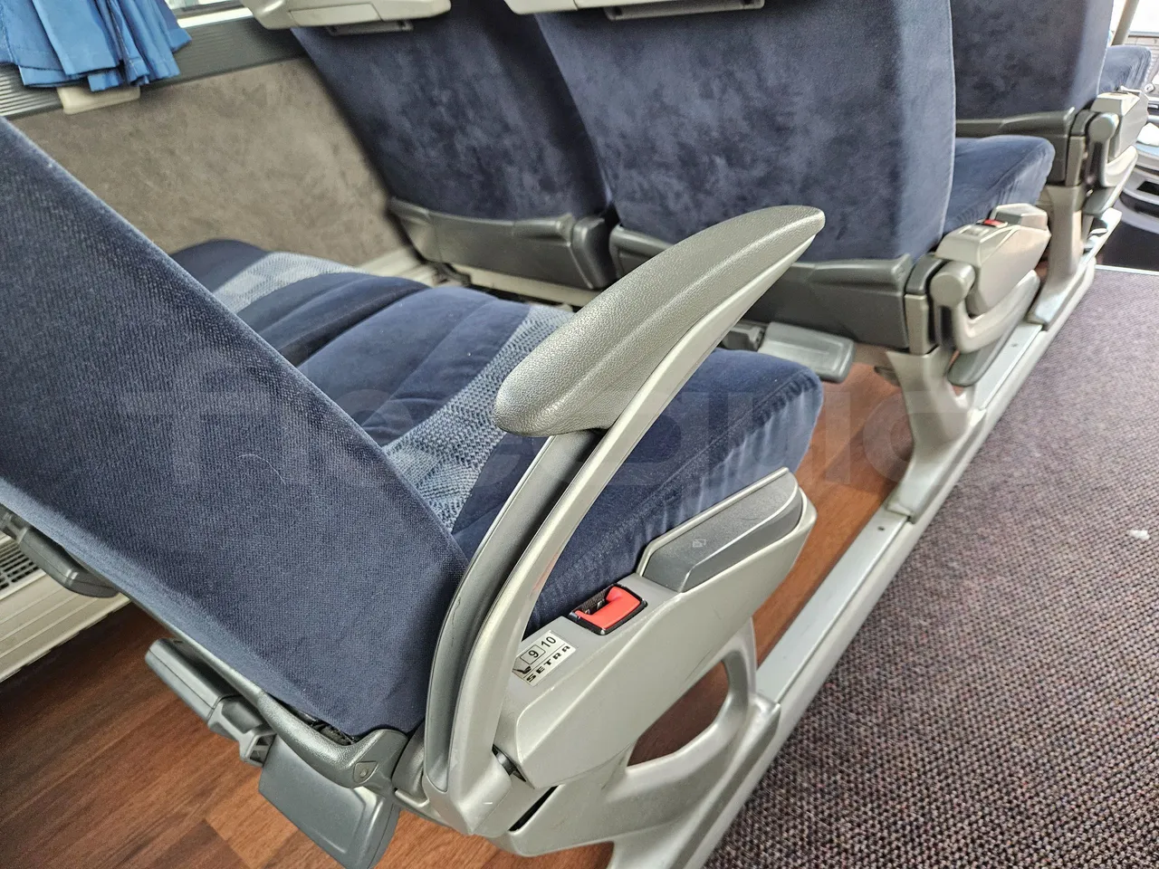 Setra S517 410 03 -EUR6-315kW -13.94m - armrest detail photo