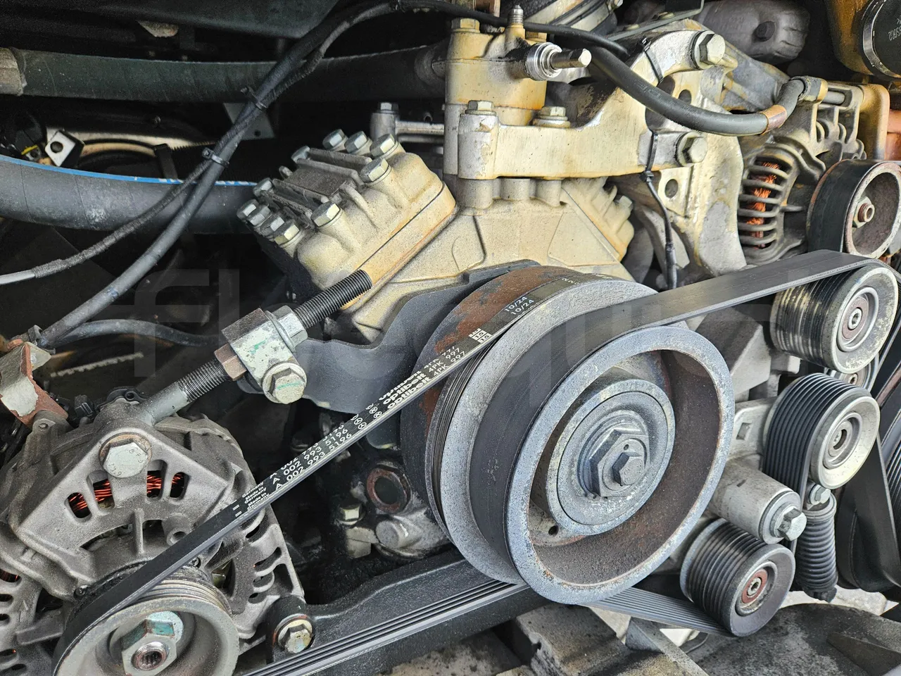 Setra S517 410 03 -EUR6-315kW -13.94m - air conditioning compressor (mandatory  for bus to scrap)