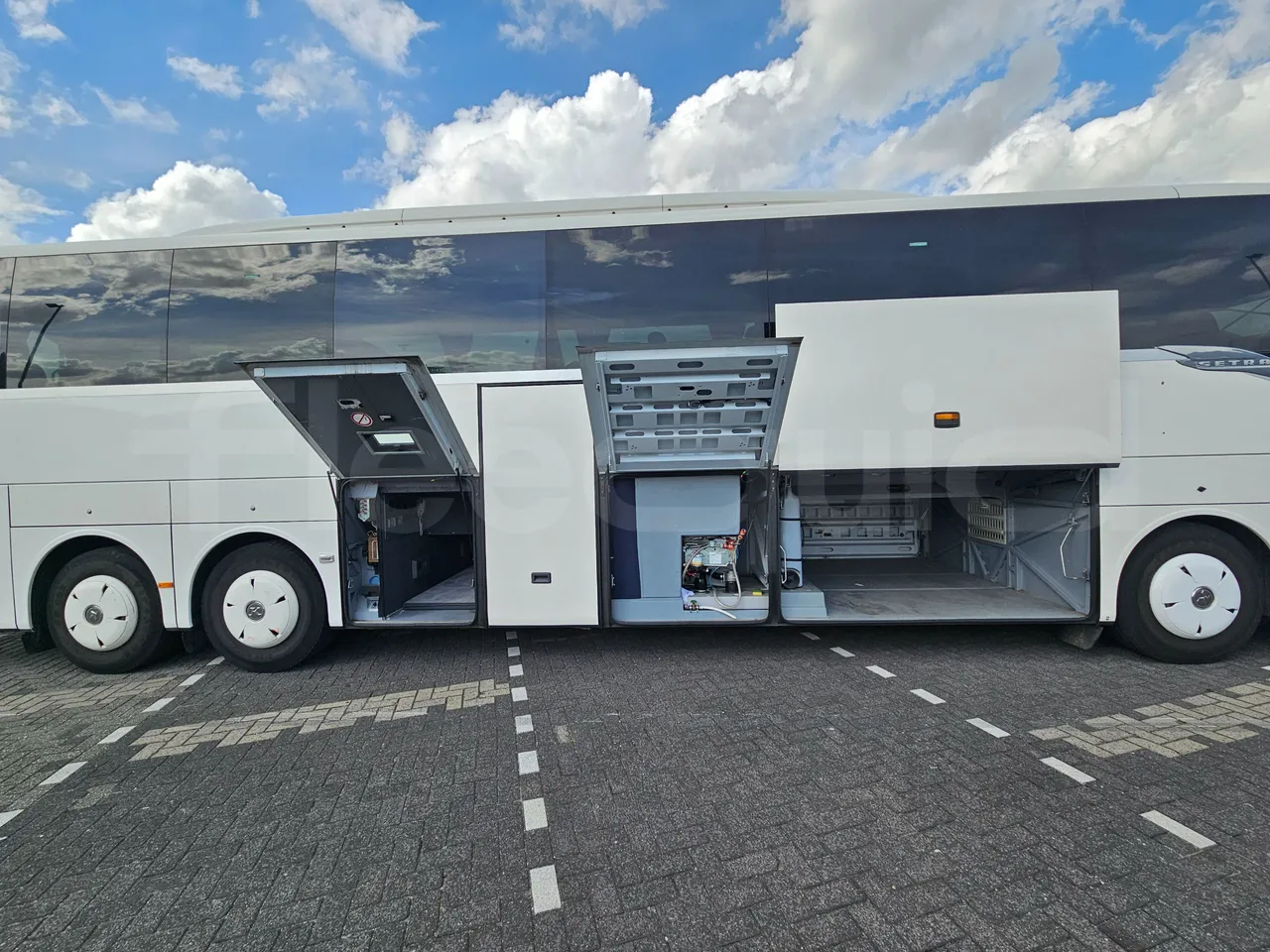 Setra S517 410 03 -EUR6-315kW -13.94m - external compartments photo