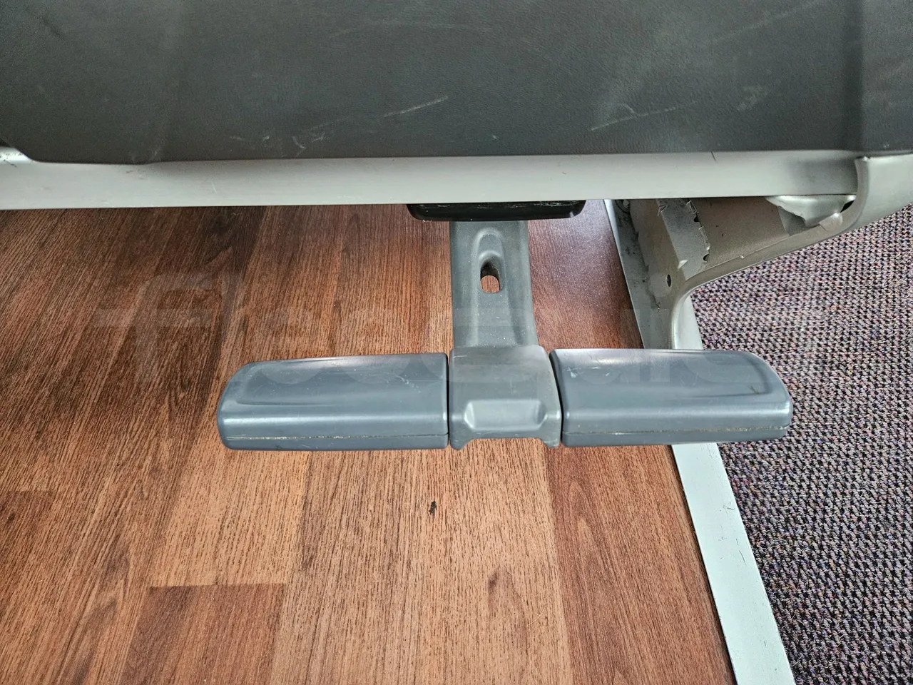 Setra S517 410 03 -EUR6-315kW -13.94m - footrest detail photo