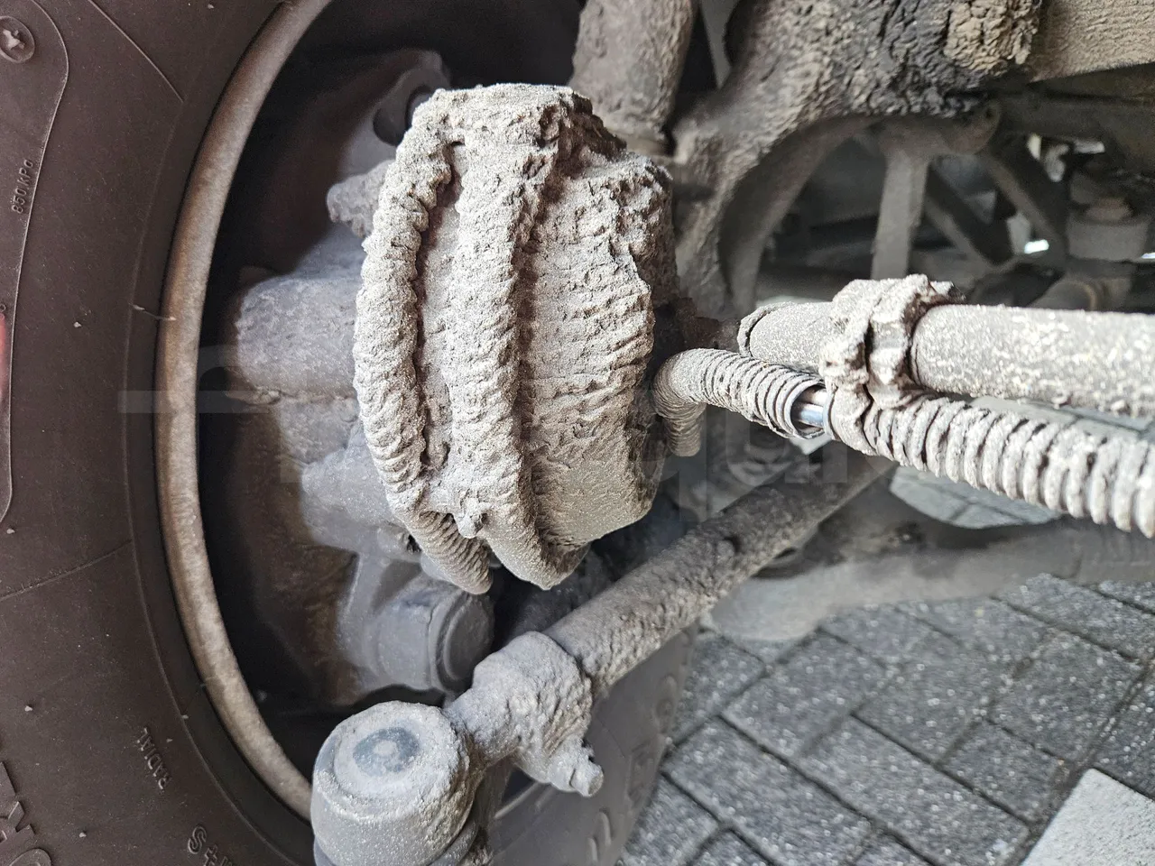 Setra S517 410 03 -EUR6-315kW -13.94m - front brake calipers right