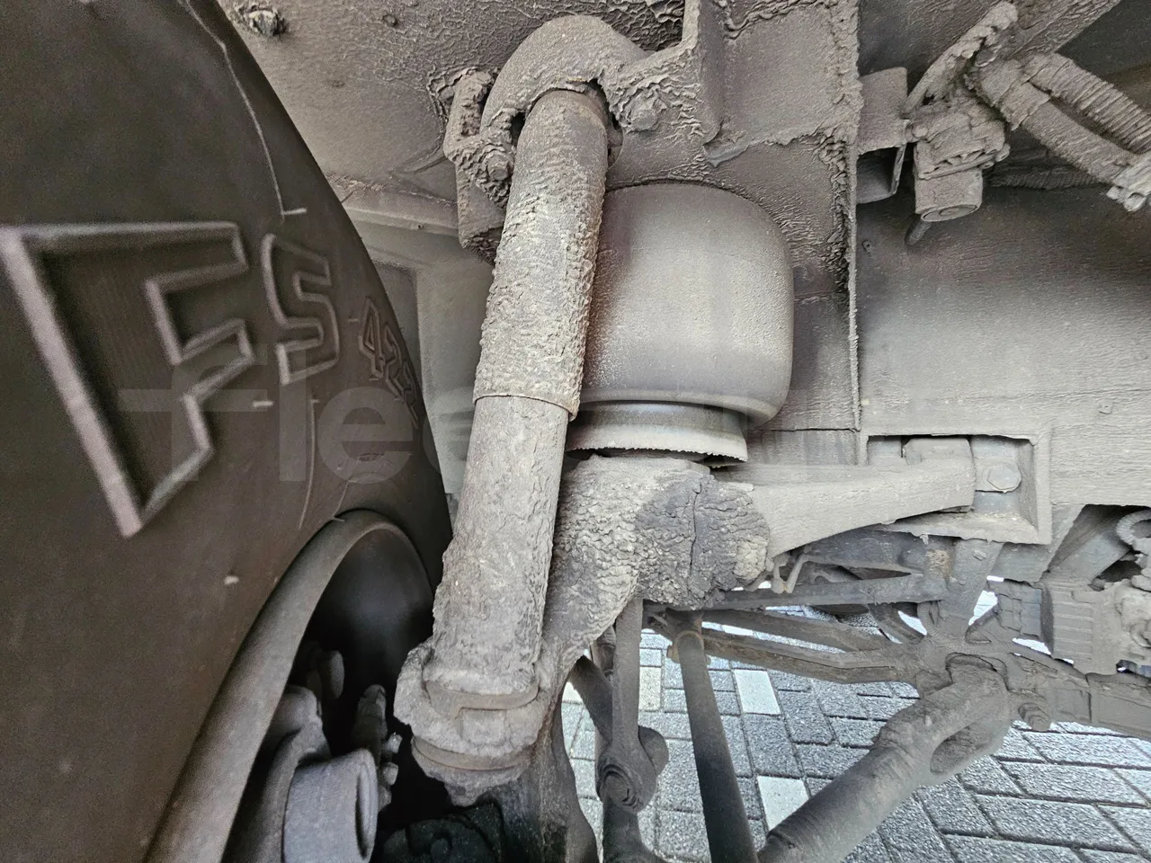 Setra S517 410 03 -EUR6-315kW -13.94m - front shock absorbers right