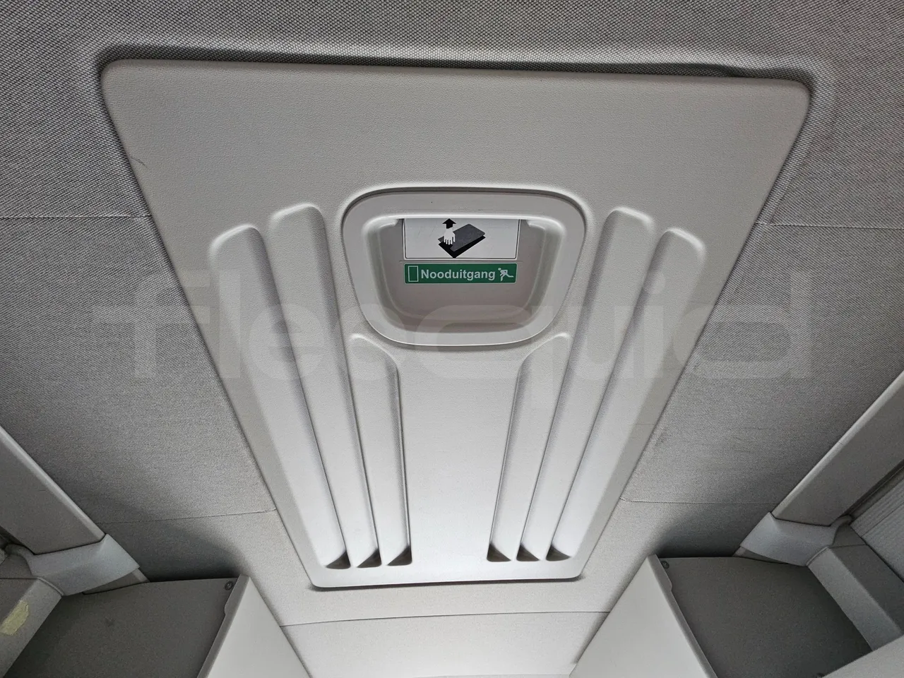Setra S517 410 03 -EUR6-315kW -13.94m - roof hatch 1