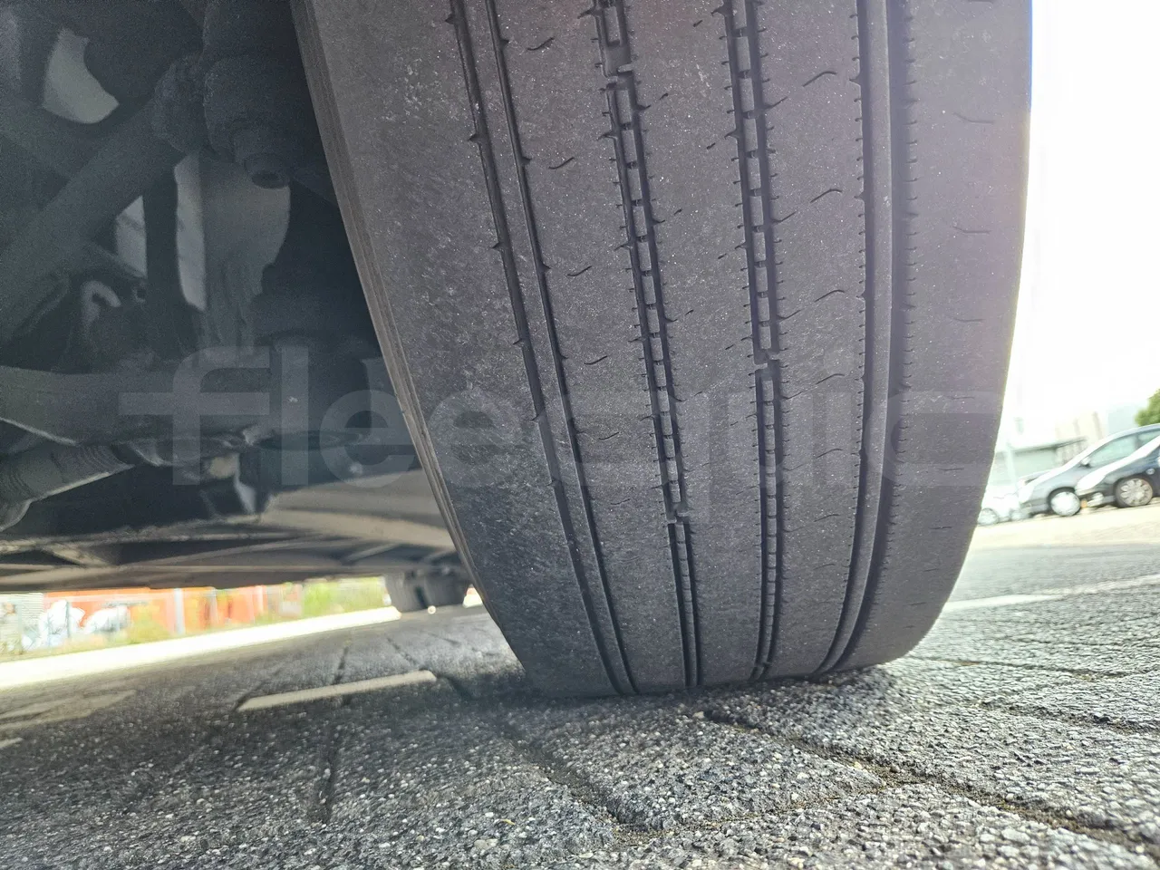 Setra S517 410 03 -EUR6-315kW -13.94m - tread condition front tires left