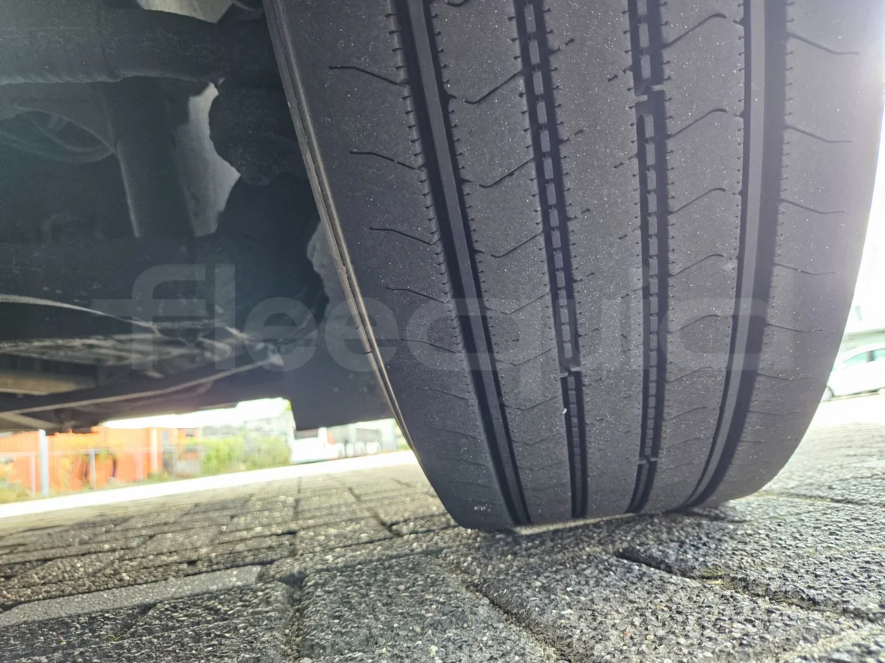 Setra S517 410 03 -EUR6-315kW -13.94m - tread condition third axle tires left