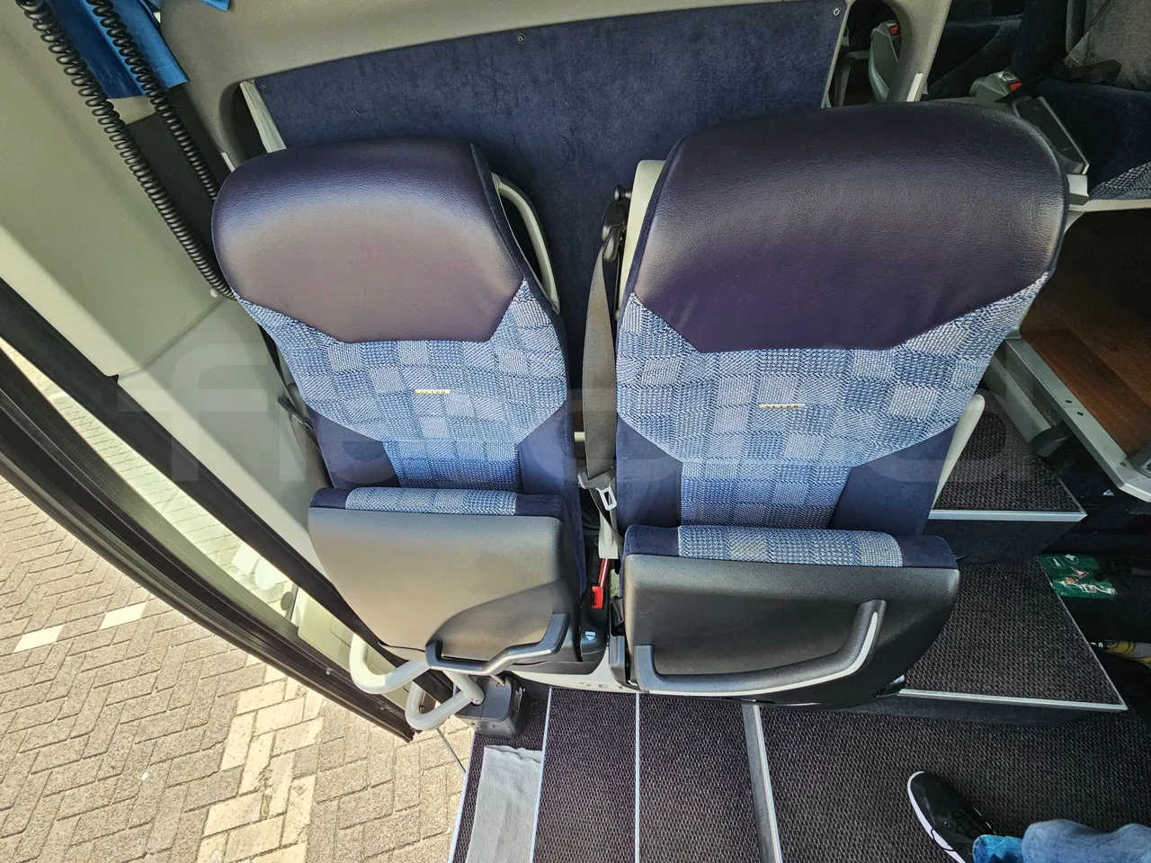 Setra S517 410 03 -EUR6-315kW -13.94m - hostess seat photo