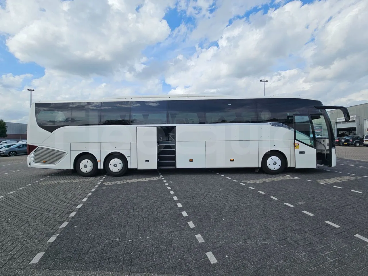 Setra S517 410 03 -EUR6-315kW -13.94m - right side doors open