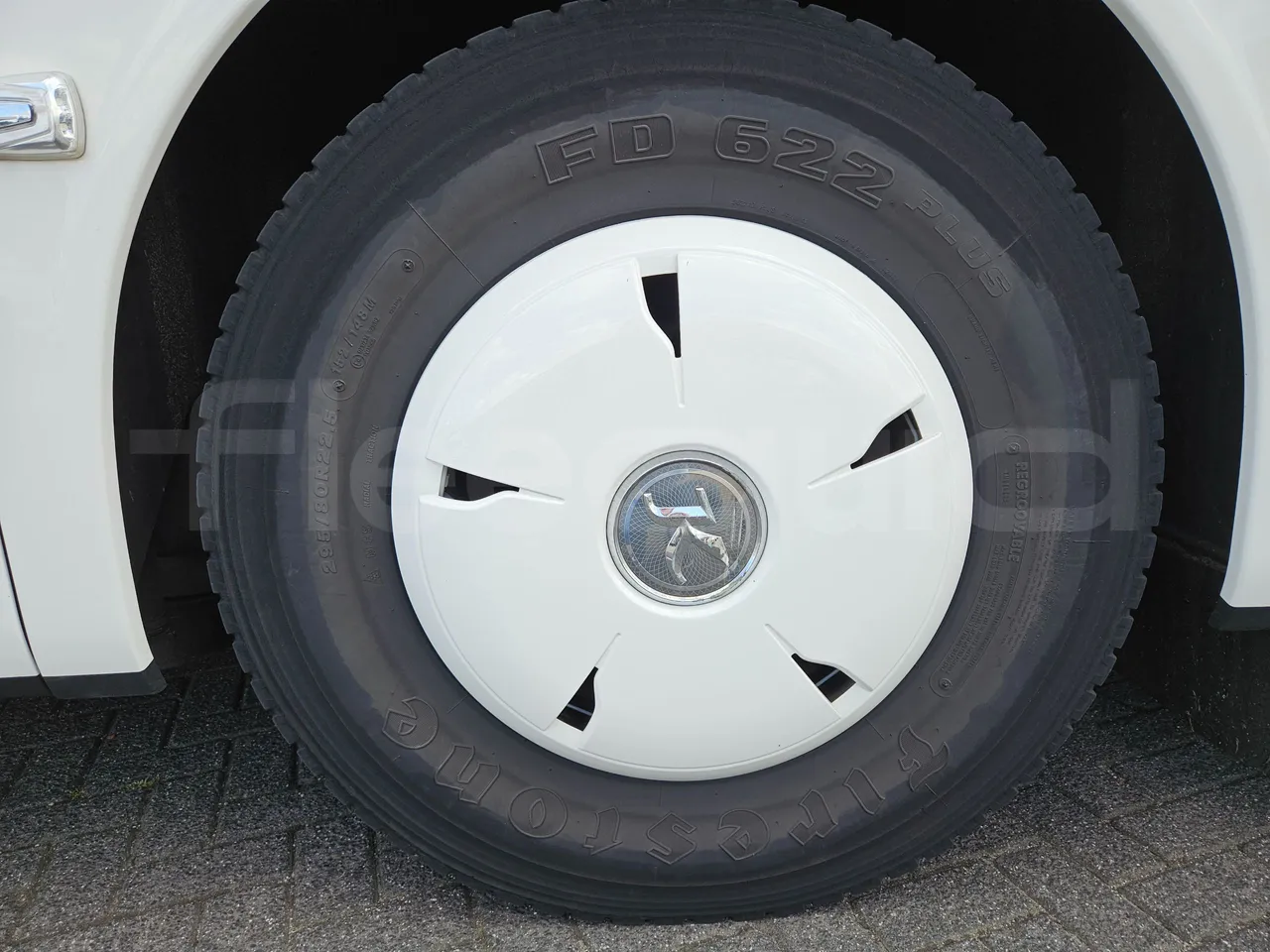Setra S517 410 03 -EUR6-315kW -13.94m - rear left tire photo