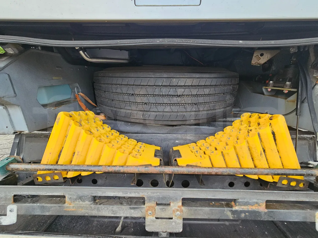 Setra S517 410 03 -EUR6-315kW -13.94m - spare wheel