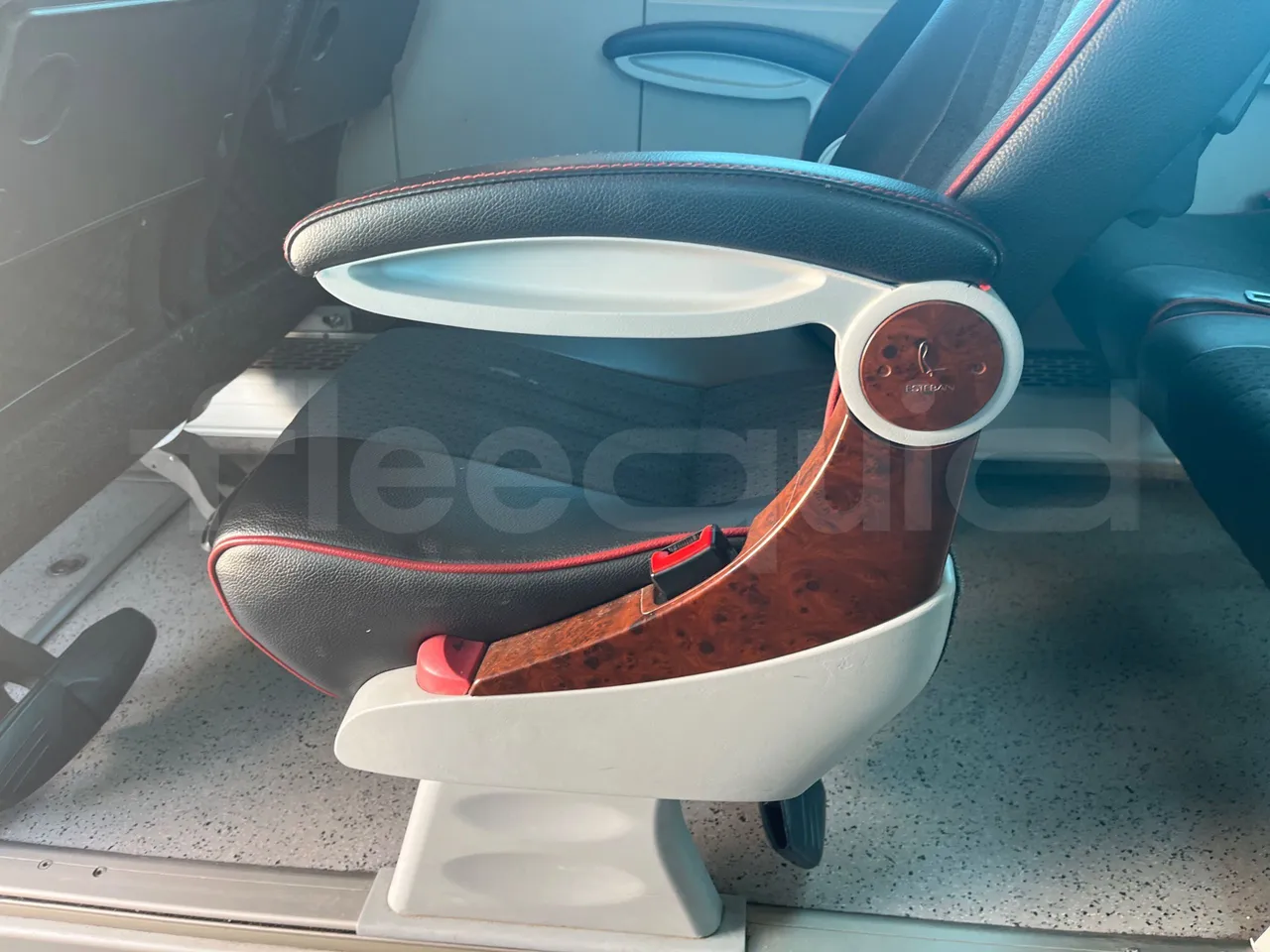 Man Noge TITANIUM - Euro4 - 353kW - 13.980mt - armrest detail photo