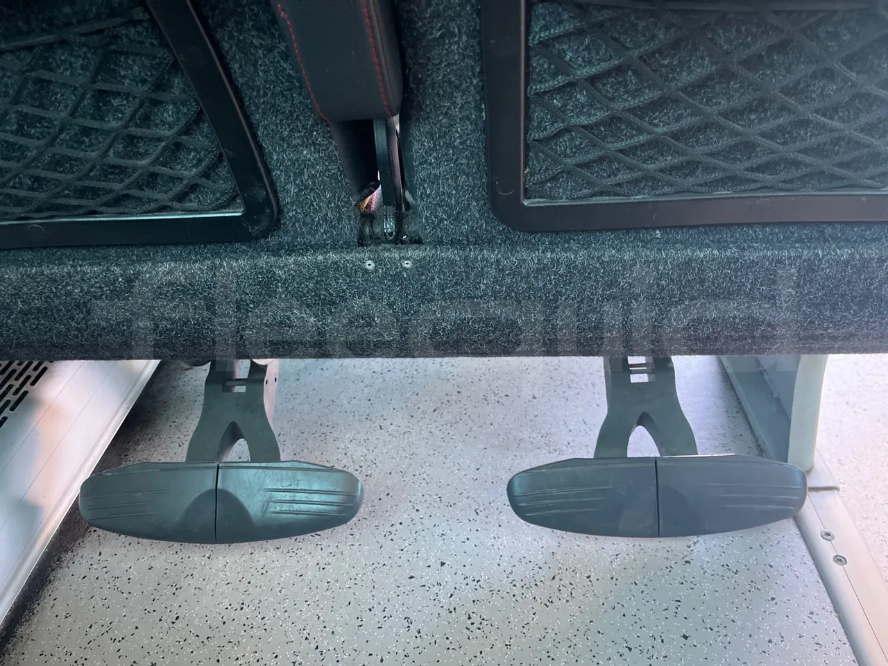 Man Noge TITANIUM - Euro4 - 353kW - 13.980mt - footrest detail photo