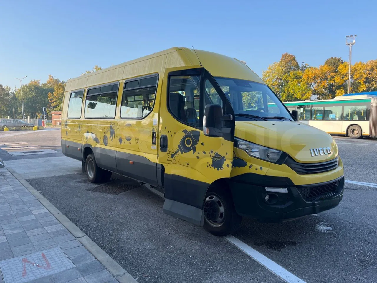 Iveco Daily A50/S34/VI - EUR6 - 110kW - 7.498m - 3/4 right front doors open