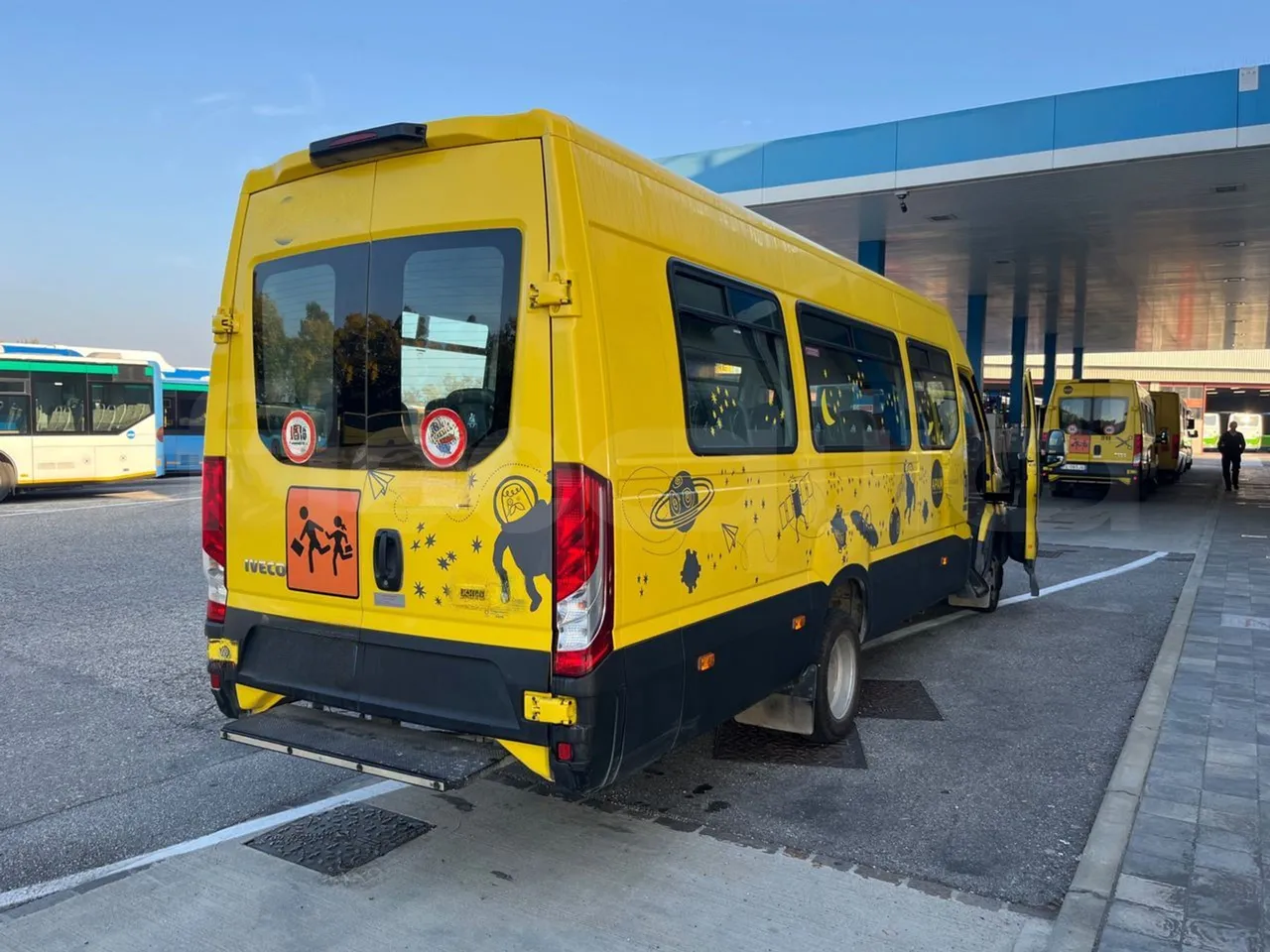 Iveco Daily A50/S34/VI - EUR6 - 110kW - 7.498m - 3/4 right rear doors open