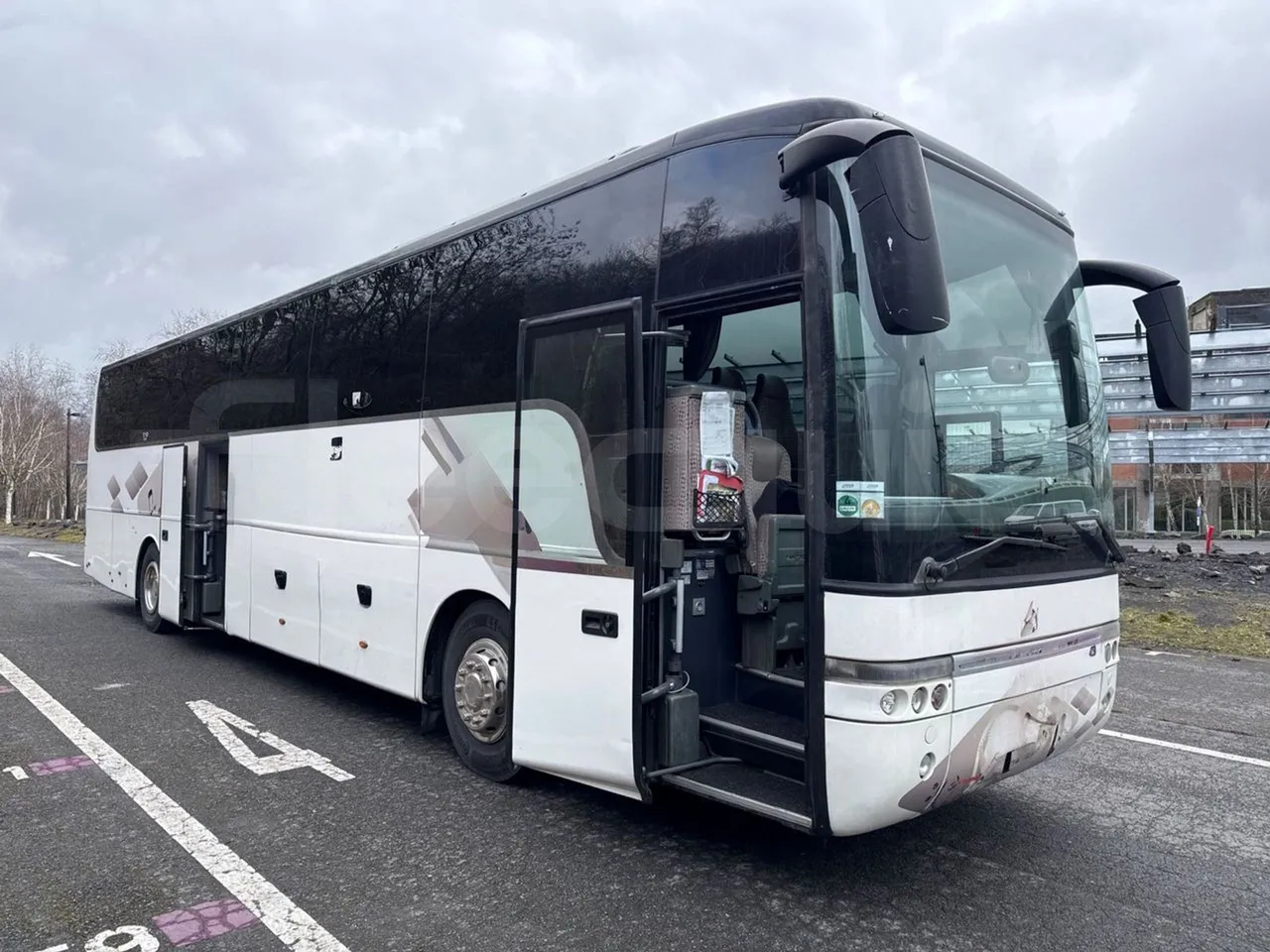 Van Hool Alicron T916 - EUR5 - 266kW -13m - 3/4 right front doors open