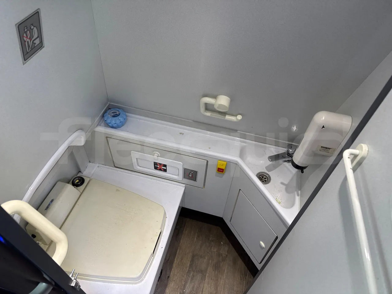 Van Hool Alicron T916 - EUR5 - 266kW -13m - toilette accessories photo