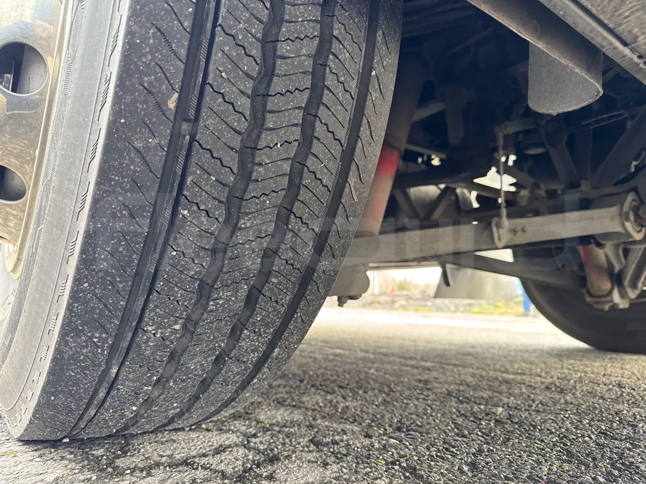 Van Hool Alicron T916 - EUR5 - 266kW -13m - tread condition front tires right