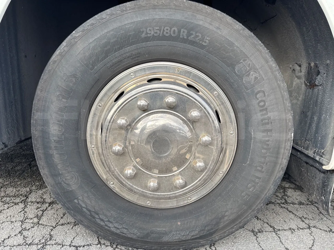 Van Hool Alicron T916 - EUR5 - 266kW -13m - rear left tire photo