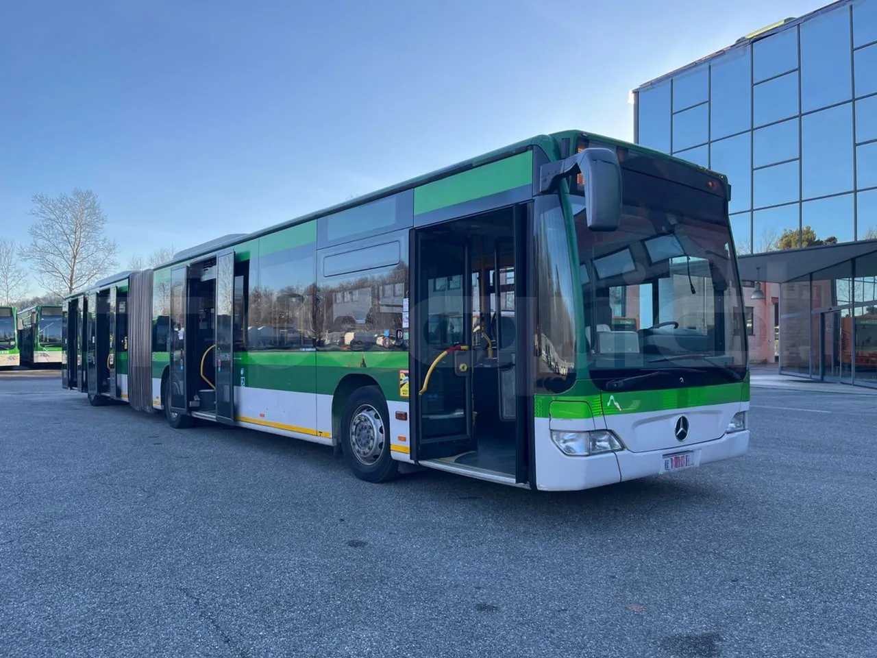 Mercedes-Benz O 530 G- 3P - Euro5 - 260kW - 17.940mt - 3/4 right front doors open