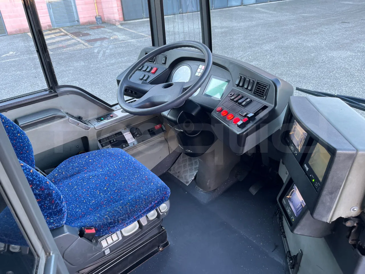 Mercedes-Benz O 530 G- 3P - Euro5 - 260kW - 17.940mt - buttons panels on