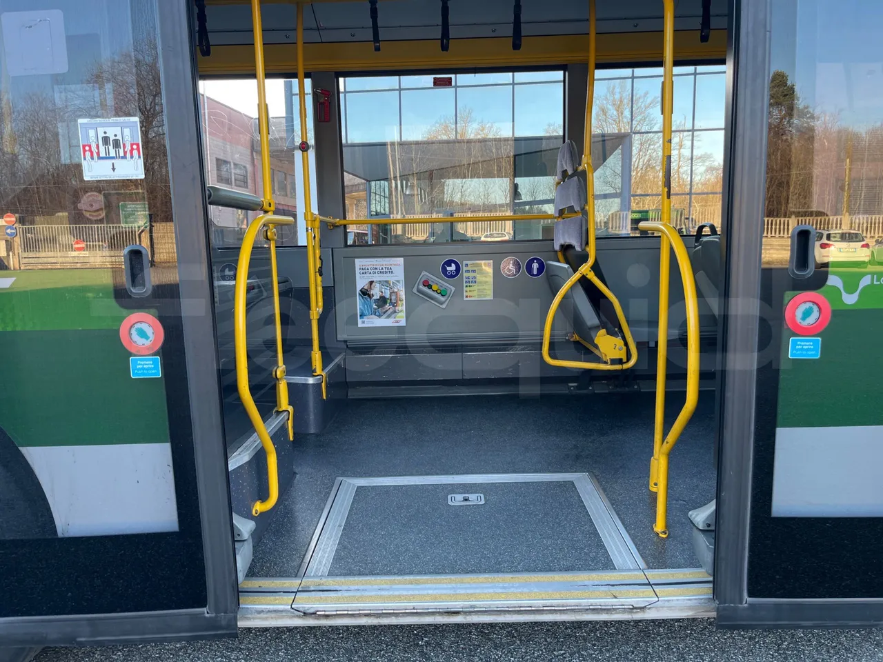 Mercedes-Benz O 530 G- 3P - Euro5 - 260kW - 17.940mt - disabled area photo