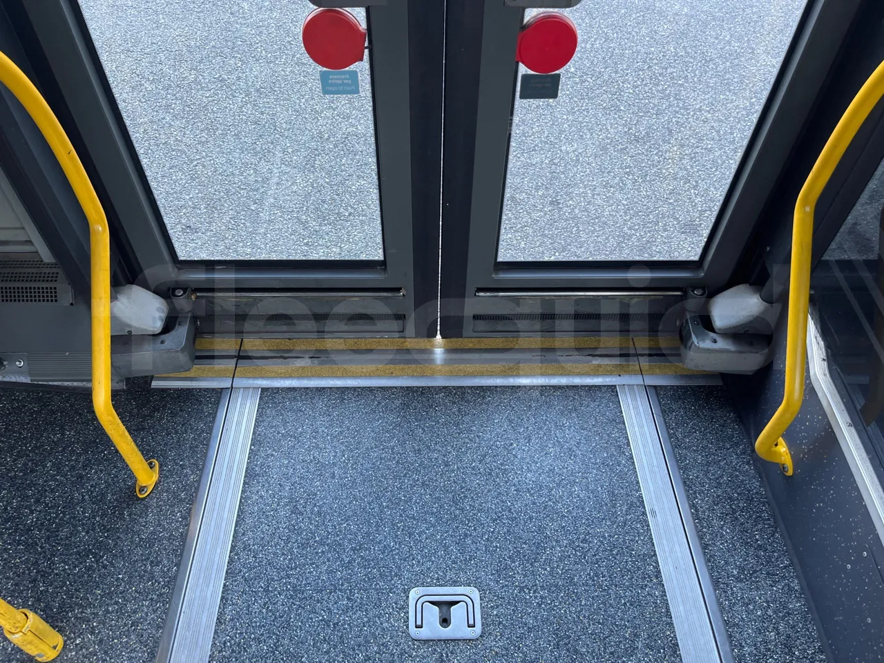 Mercedes-Benz O 530 G- 3P - Euro5 - 260kW - 17.940mt - door mechanism photo