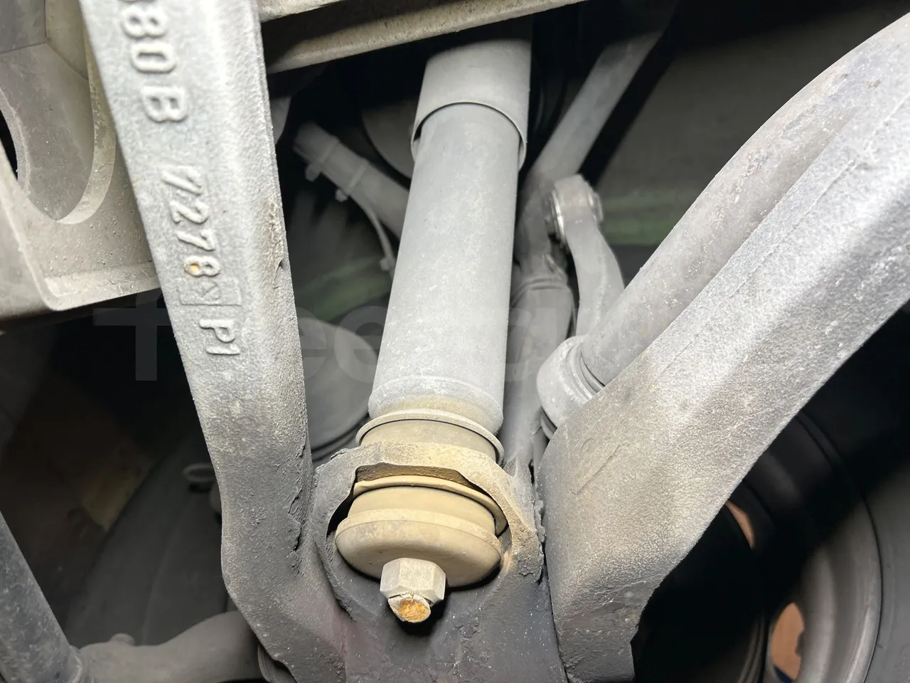 Mercedes-Benz O 530 G- 3P - Euro5 - 260kW - 17.940mt - front shock absorbers right