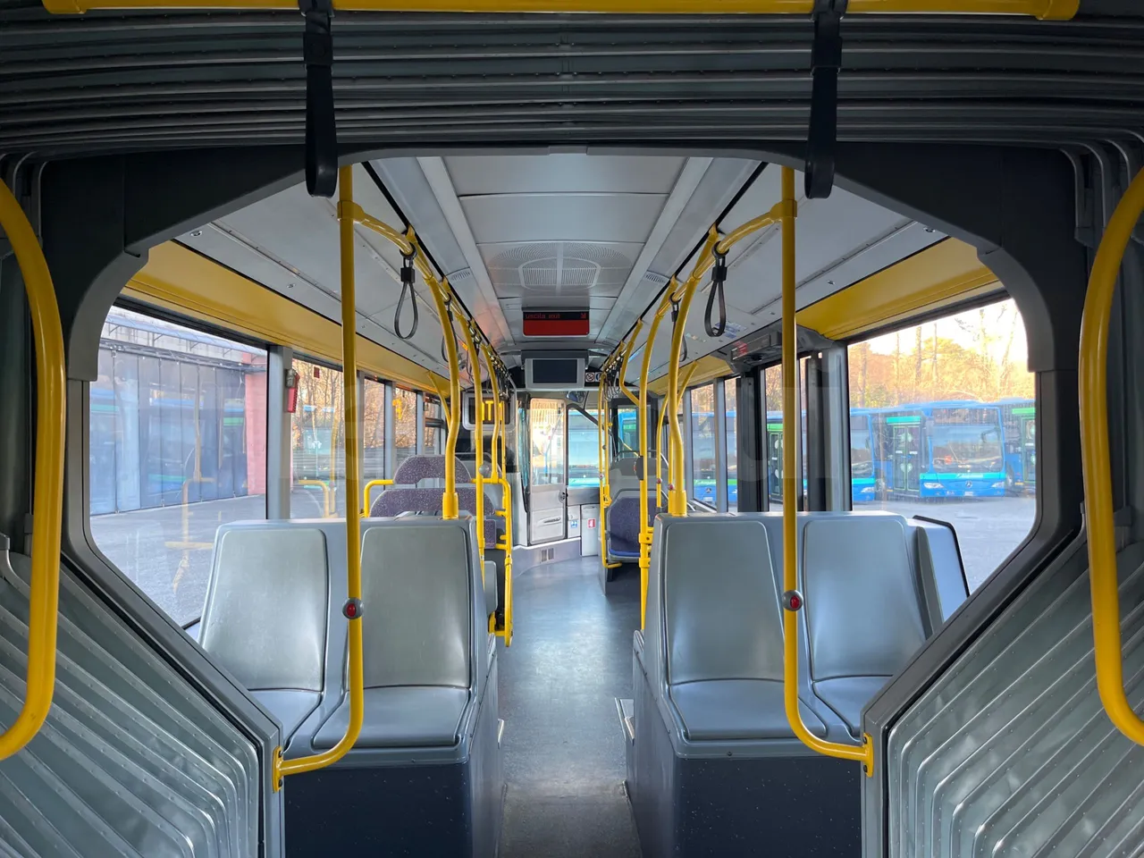 Mercedes-Benz O 530 G- 3P - Euro5 - 260kW - 17.940mt - forward view middle aisle