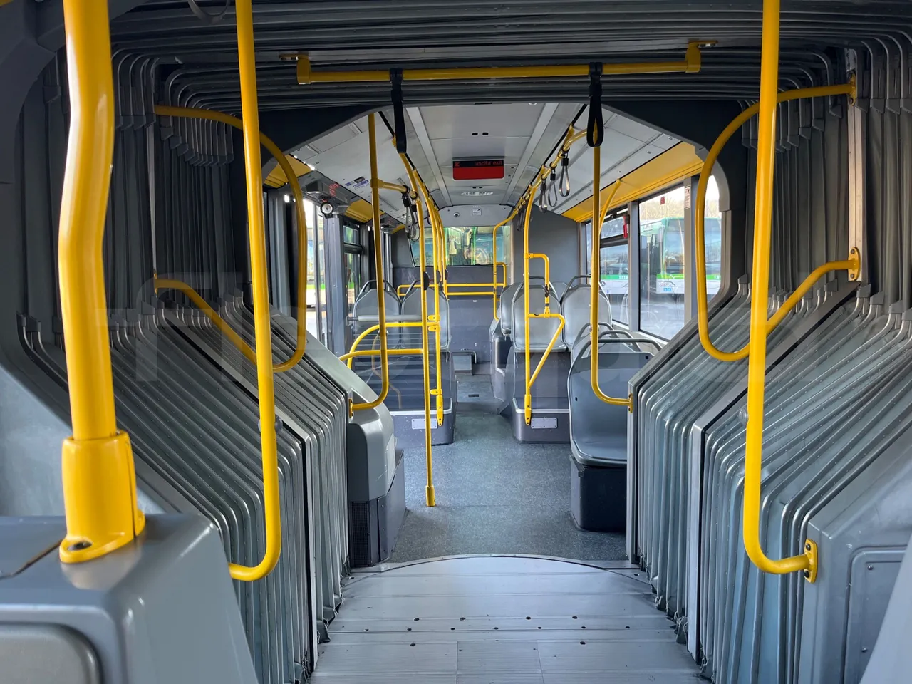 Mercedes-Benz O 530 G- 3P - Euro5 - 260kW - 17.940mt - reverse view middle aisle