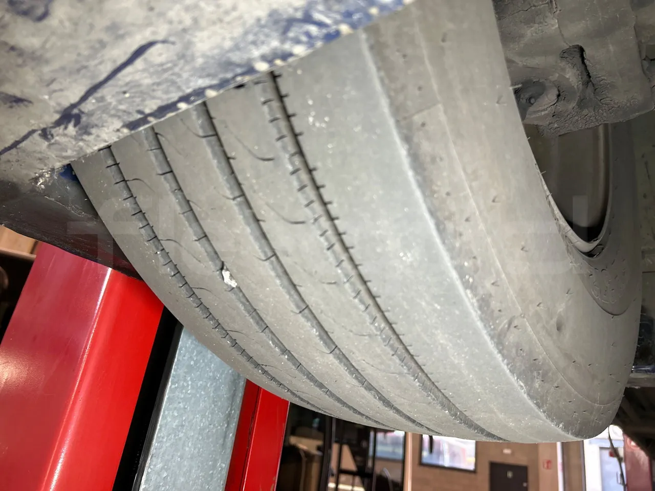 Mercedes-Benz O 530 G- 3P - Euro5 - 260kW - 17.940mt - tread condition front tires right