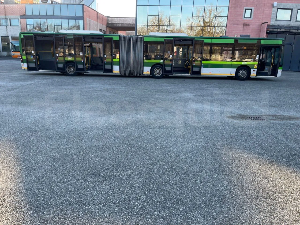 Mercedes-Benz O 530 G- 3P - Euro5 - 260kW - 17.940mt - right side doors open