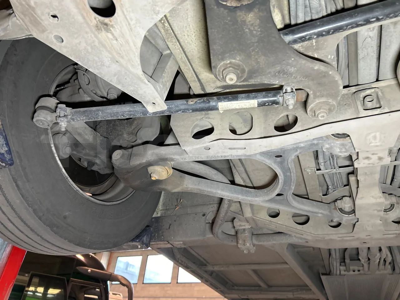 Mercedes-Benz O 530 G- 3P - Euro5 - 260kW - 17.940mt - front axle right side