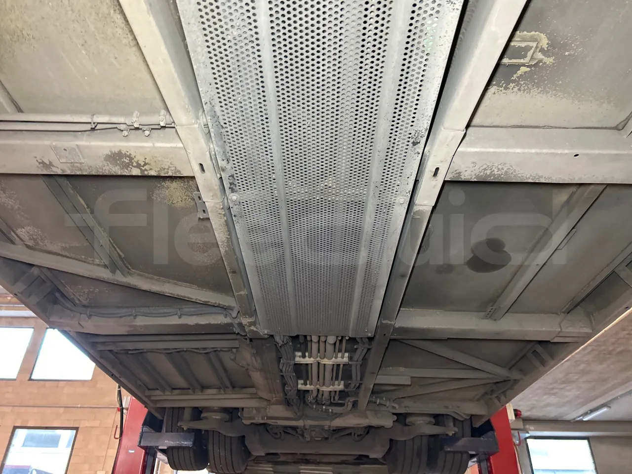 Mercedes-Benz O 530 G- 3P - Euro5 - 260kW - 17.940mt - central undercarriage photo