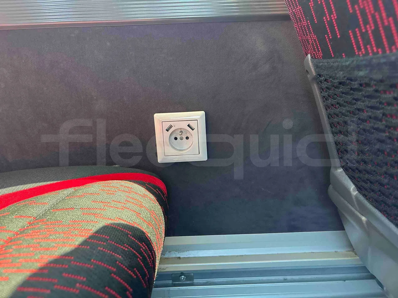 Setra S515 - usb charging detail