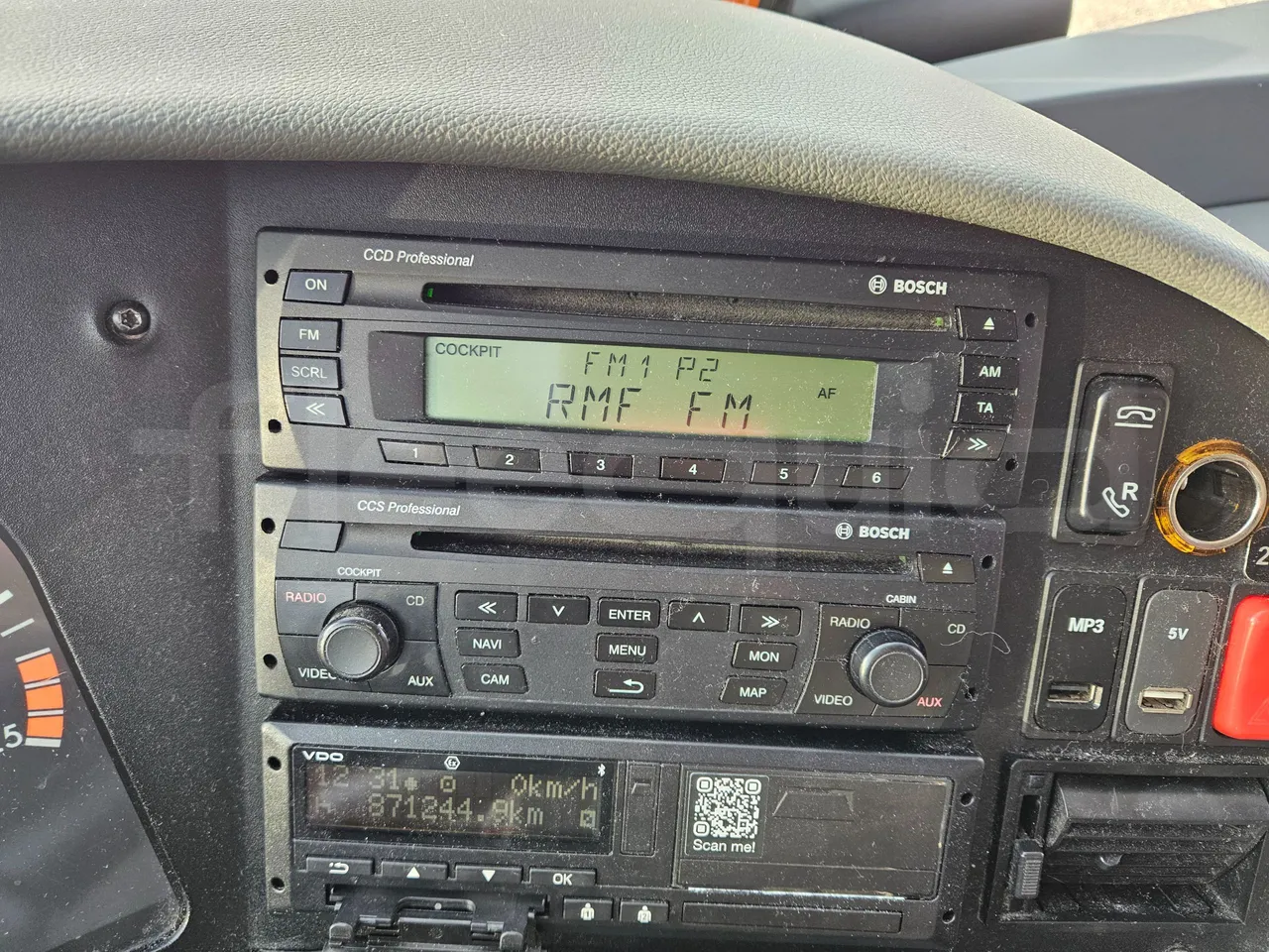 Mercedes-Benz Tourismo RHD 632 01 - EUR6 - 290kW - 12.140m - radio accessories photo