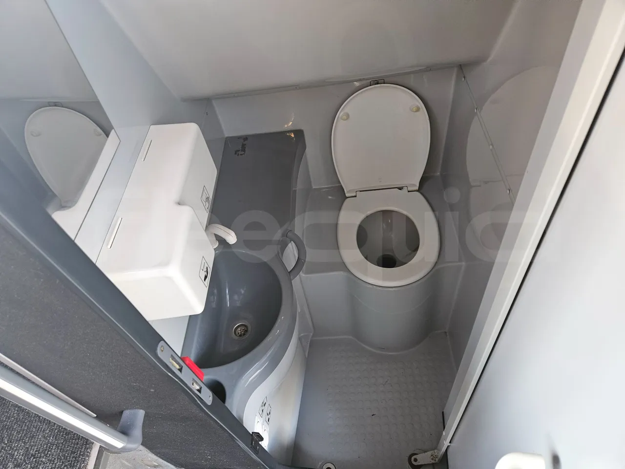 Mercedes-Benz Tourismo RHD 632 01 - EUR6 - 290kW - 12.140m - toilette accessories photo