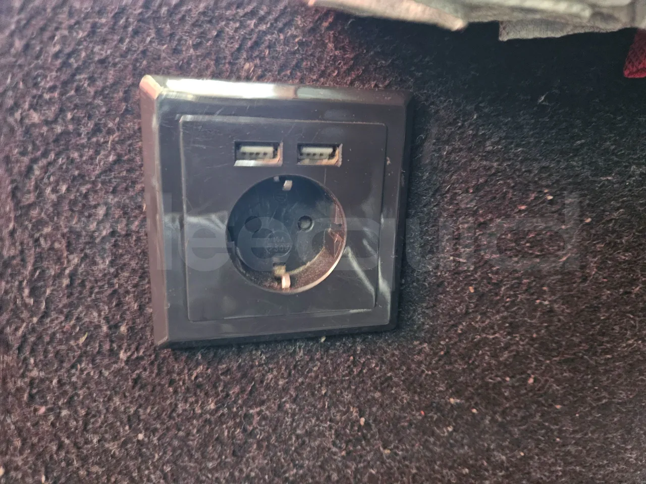 Mercedes-Benz Tourismo RHD 632 01 - EUR6 - 290kW - 12.140m - usb charging detail